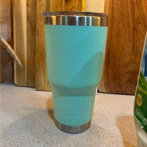 Yeti with lid 30oz